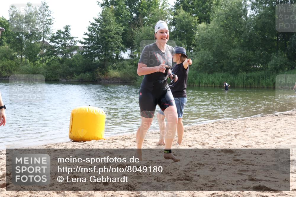 15.06.2025 - 27. Vierlanden-Triathlon Lena Gebhardt http://msf.ph/oto/8049180 15.06.2025 09:23:10 Schwimmen 252 meine-sportfotos.de