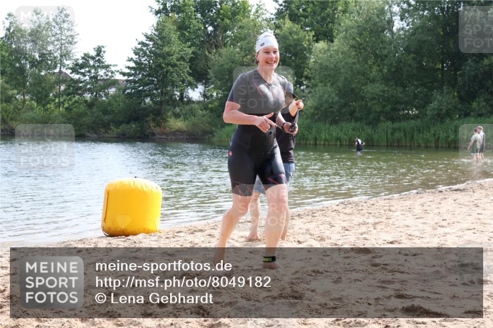 15.06.2025 - 27. Vierlanden-Triathlon Lena Gebhardt http://msf.ph/oto/8049182 15.06.2025 09:23:10 Schwimmen 252 meine-sportfotos.de