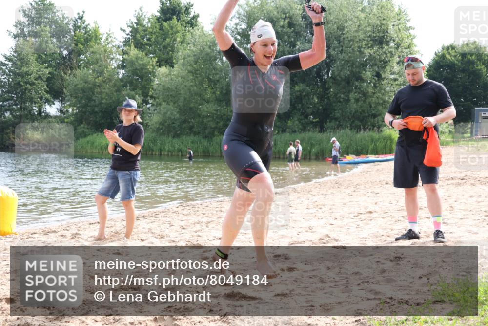 15.06.2025 - 27. Vierlanden-Triathlon Lena Gebhardt http://msf.ph/oto/8049184 15.06.2025 09:23:11 Schwimmen 252 meine-sportfotos.de