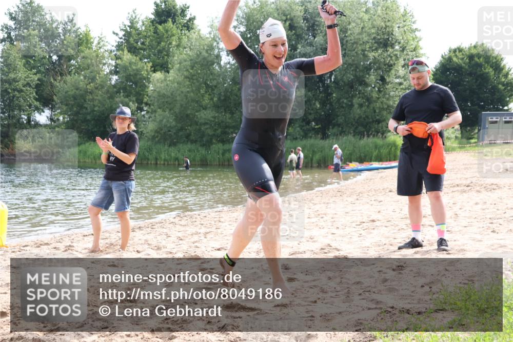 15.06.2025 - 27. Vierlanden-Triathlon Lena Gebhardt http://msf.ph/oto/8049186 15.06.2025 09:23:11 Schwimmen 252 meine-sportfotos.de