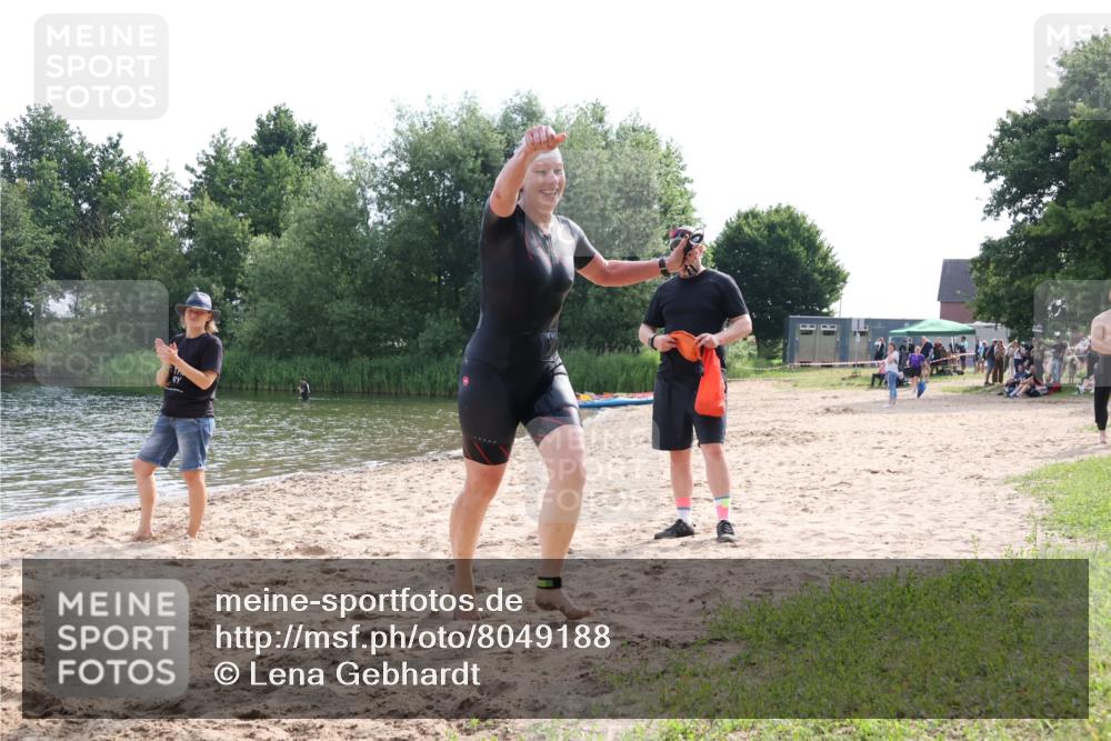 15.06.2025 - 27. Vierlanden-Triathlon Lena Gebhardt http://msf.ph/oto/8049188 15.06.2025 09:23:11 Schwimmen 252 meine-sportfotos.de