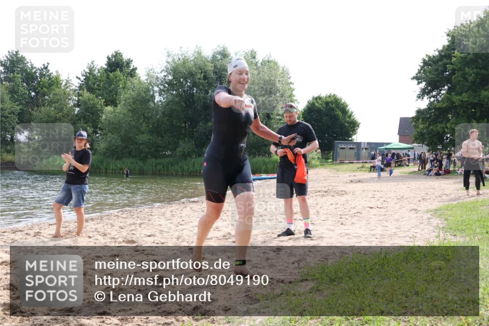 15.06.2025 - 27. Vierlanden-Triathlon Lena Gebhardt http://msf.ph/oto/8049190 15.06.2025 09:23:11 Schwimmen 252 meine-sportfotos.de
