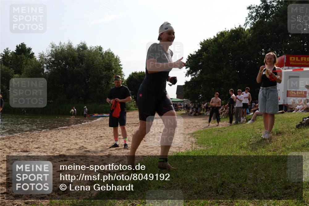15.06.2025 - 27. Vierlanden-Triathlon Lena Gebhardt http://msf.ph/oto/8049192 15.06.2025 09:23:12 Schwimmen 252 meine-sportfotos.de