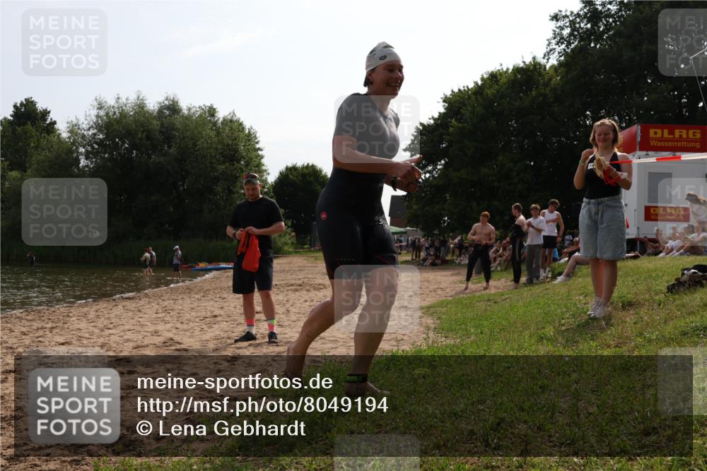 15.06.2025 - 27. Vierlanden-Triathlon Lena Gebhardt http://msf.ph/oto/8049194 15.06.2025 09:23:12 Schwimmen 252 meine-sportfotos.de