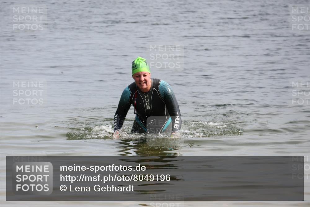 15.06.2025 - 27. Vierlanden-Triathlon Lena Gebhardt http://msf.ph/oto/8049196 15.06.2025 09:24:52 Schwimmen  meine-sportfotos.de