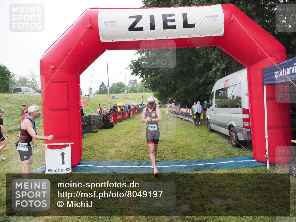 21.06.2025 - 27. Vierlanden-Triathlon MichiJ http://msf.ph/oto/8049197 15.06.2026 14:23:45 Ziel 1184, 1247, 1308 meine-sportfotos.de