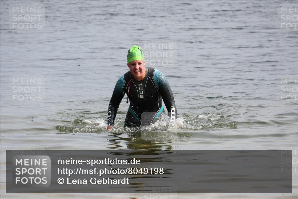 15.06.2025 - 27. Vierlanden-Triathlon Lena Gebhardt http://msf.ph/oto/8049198 15.06.2025 09:24:52 Schwimmen  meine-sportfotos.de