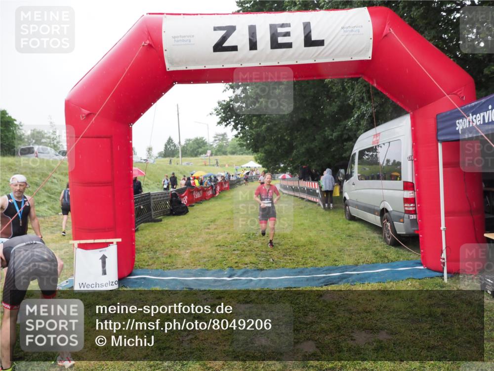 21.06.2025 - 27. Vierlanden-Triathlon MichiJ http://msf.ph/oto/8049206 15.06.2026 14:23:48 Ziel 1184, 1247 meine-sportfotos.de