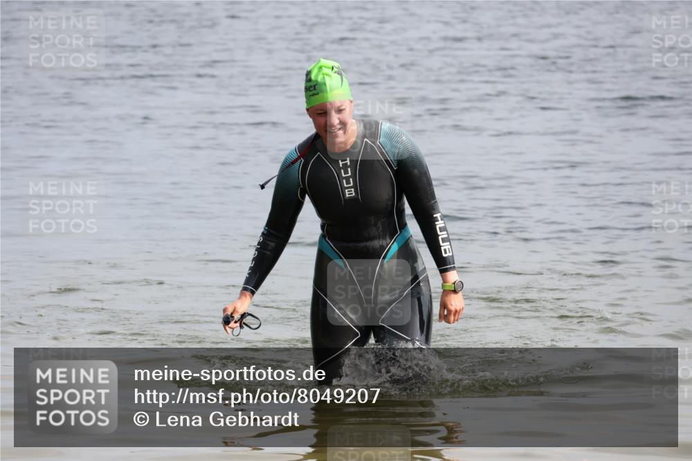 15.06.2025 - 27. Vierlanden-Triathlon Lena Gebhardt http://msf.ph/oto/8049207 15.06.2025 09:24:55 Schwimmen 207 meine-sportfotos.de
