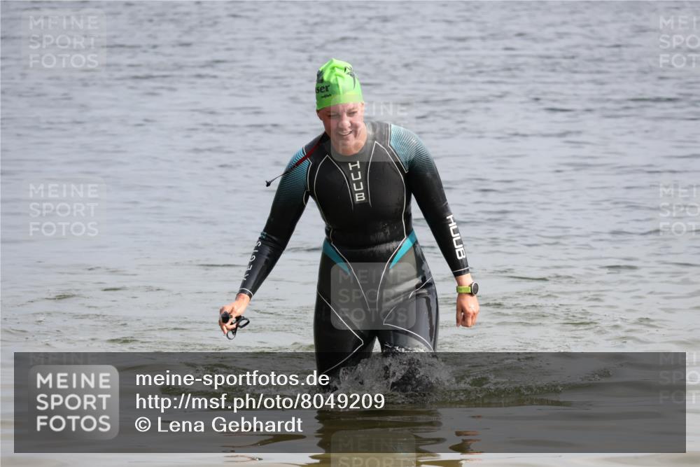 15.06.2025 - 27. Vierlanden-Triathlon Lena Gebhardt http://msf.ph/oto/8049209 15.06.2025 09:24:55 Schwimmen 207 meine-sportfotos.de