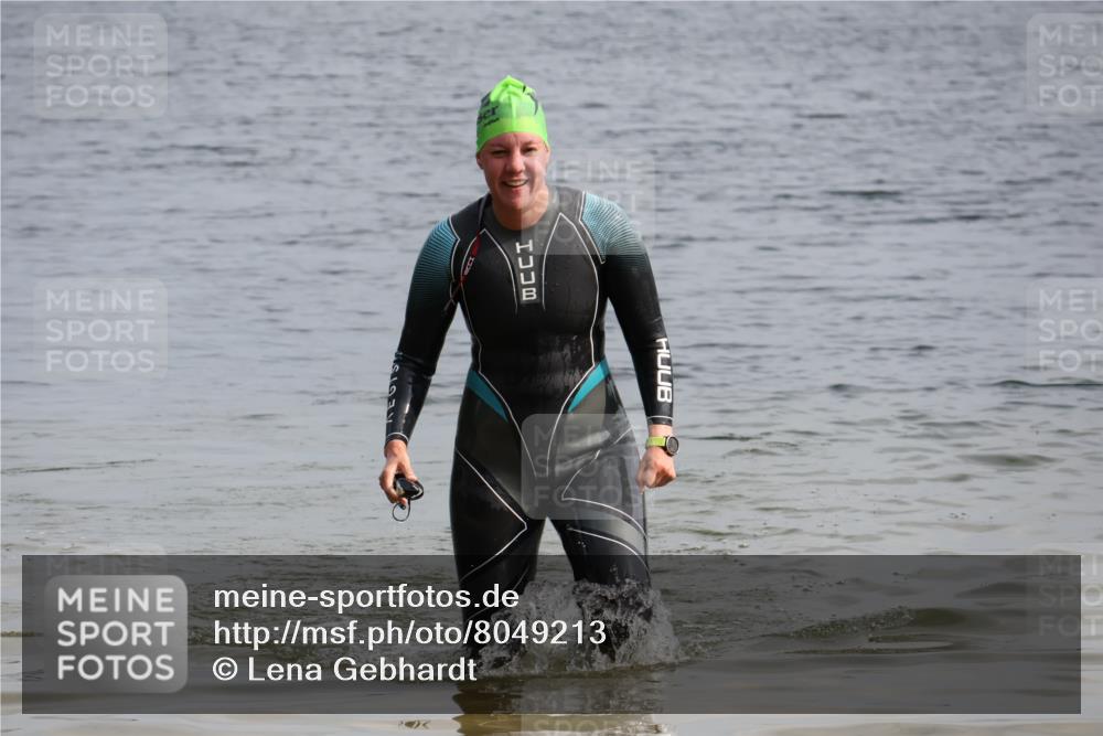 15.06.2025 - 27. Vierlanden-Triathlon Lena Gebhardt http://msf.ph/oto/8049213 15.06.2025 09:24:56 Schwimmen 207 meine-sportfotos.de