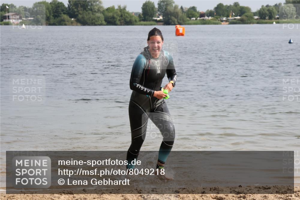 15.06.2025 - 27. Vierlanden-Triathlon Lena Gebhardt http://msf.ph/oto/8049218 15.06.2025 09:25:00 Schwimmen 207 meine-sportfotos.de