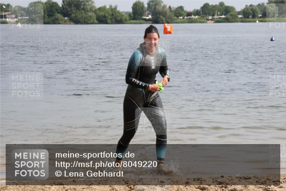 15.06.2025 - 27. Vierlanden-Triathlon Lena Gebhardt http://msf.ph/oto/8049220 15.06.2025 09:25:00 Schwimmen 207 meine-sportfotos.de