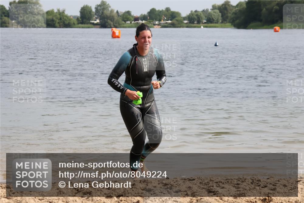 15.06.2025 - 27. Vierlanden-Triathlon Lena Gebhardt http://msf.ph/oto/8049224 15.06.2025 09:25:01 Schwimmen 207 meine-sportfotos.de