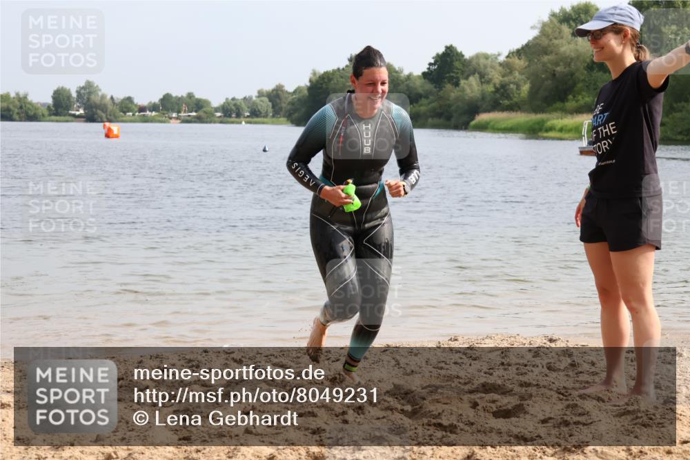 15.06.2025 - 27. Vierlanden-Triathlon Lena Gebhardt http://msf.ph/oto/8049231 15.06.2025 09:25:02 Schwimmen 207 meine-sportfotos.de