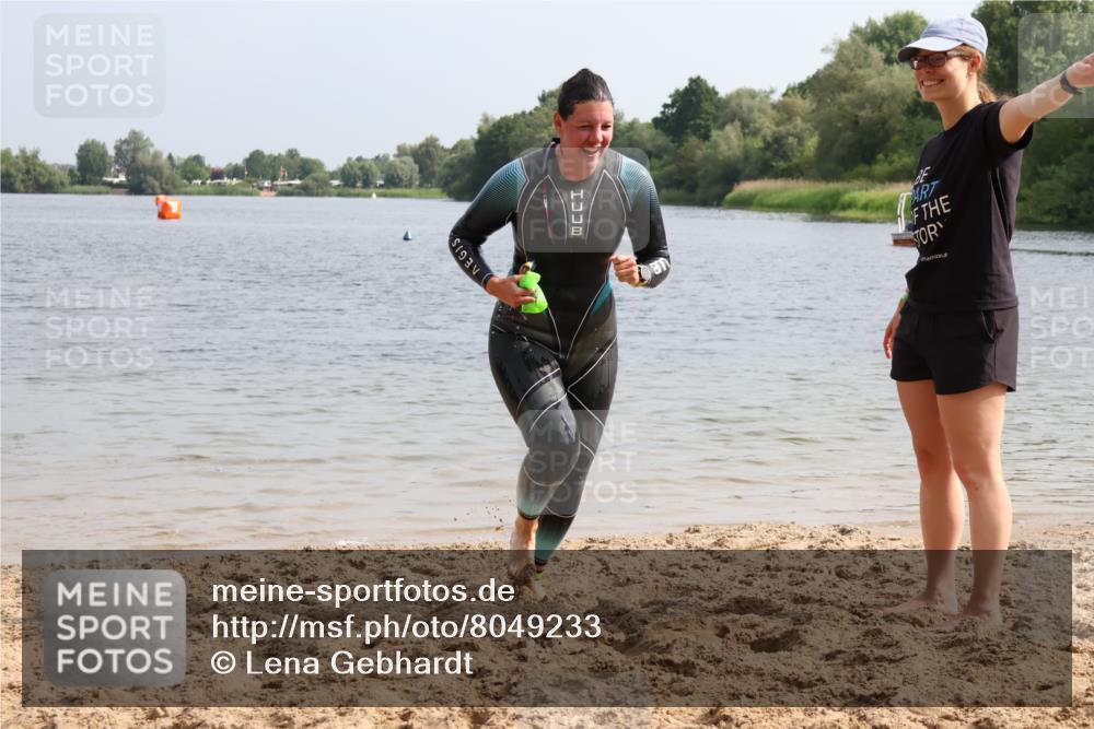 15.06.2025 - 27. Vierlanden-Triathlon Lena Gebhardt http://msf.ph/oto/8049233 15.06.2025 09:25:02 Schwimmen 207 meine-sportfotos.de