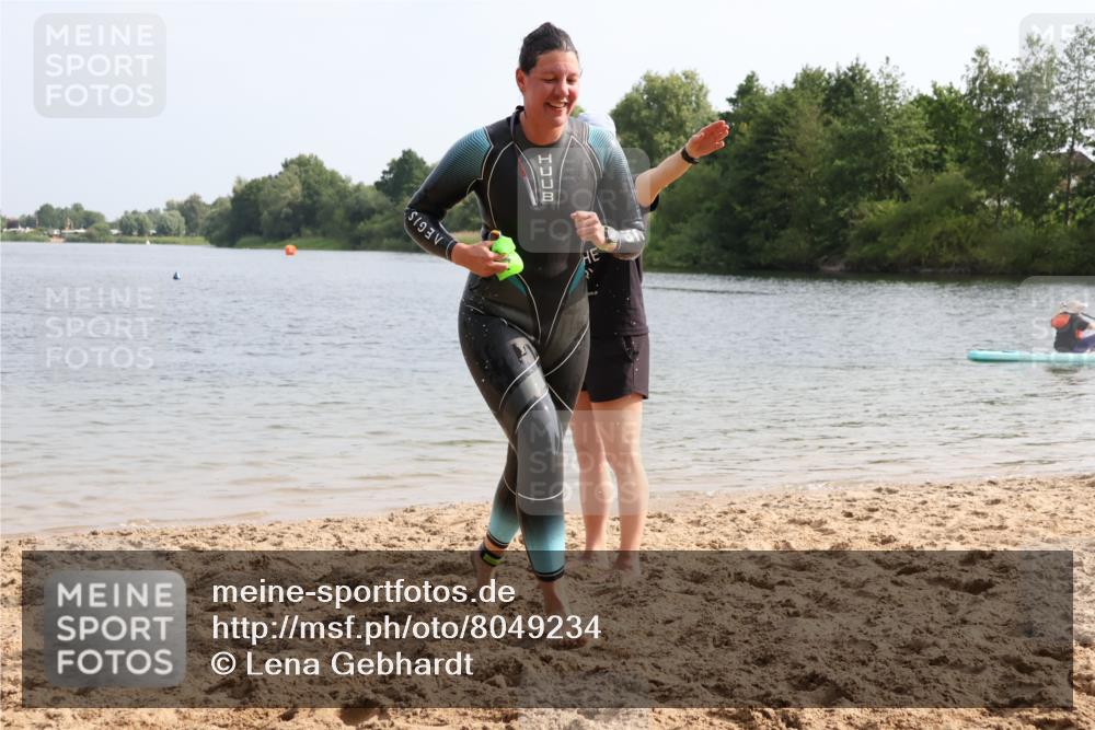 15.06.2025 - 27. Vierlanden-Triathlon Lena Gebhardt http://msf.ph/oto/8049234 15.06.2025 09:25:03 Schwimmen 207 meine-sportfotos.de