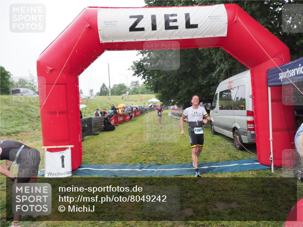 21.06.2025 - 27. Vierlanden-Triathlon MichiJ http://msf.ph/oto/8049242 15.06.2026 14:23:54 Ziel 1184, 1267, 1300 meine-sportfotos.de