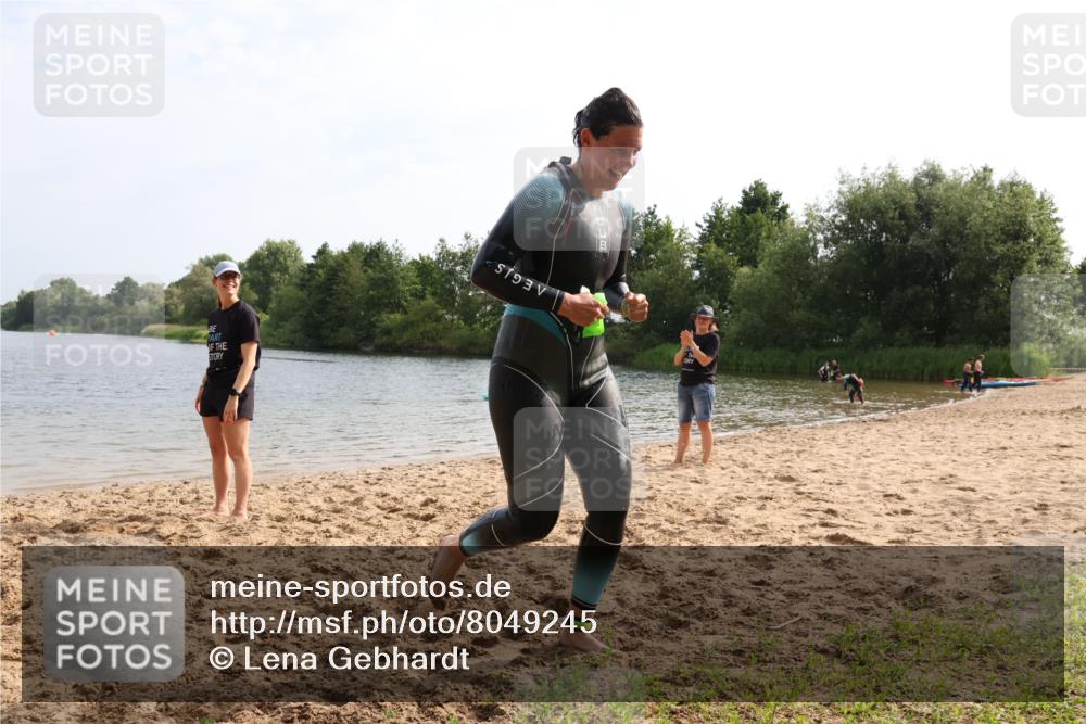 15.06.2025 - 27. Vierlanden-Triathlon Lena Gebhardt http://msf.ph/oto/8049245 15.06.2025 09:25:04 Schwimmen 207 meine-sportfotos.de