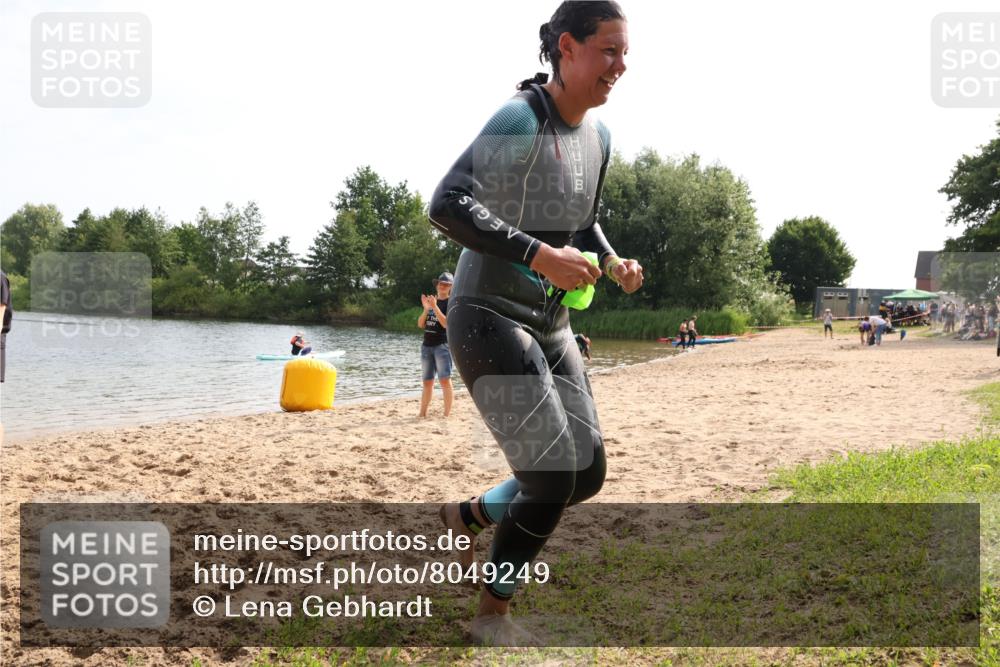 15.06.2025 - 27. Vierlanden-Triathlon Lena Gebhardt http://msf.ph/oto/8049249 15.06.2025 09:25:05 Schwimmen 207 meine-sportfotos.de