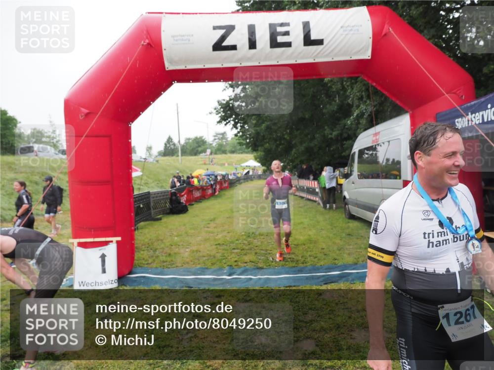 21.06.2025 - 27. Vierlanden-Triathlon MichiJ http://msf.ph/oto/8049250 15.06.2026 14:23:57 Ziel 1267, 1300 meine-sportfotos.de