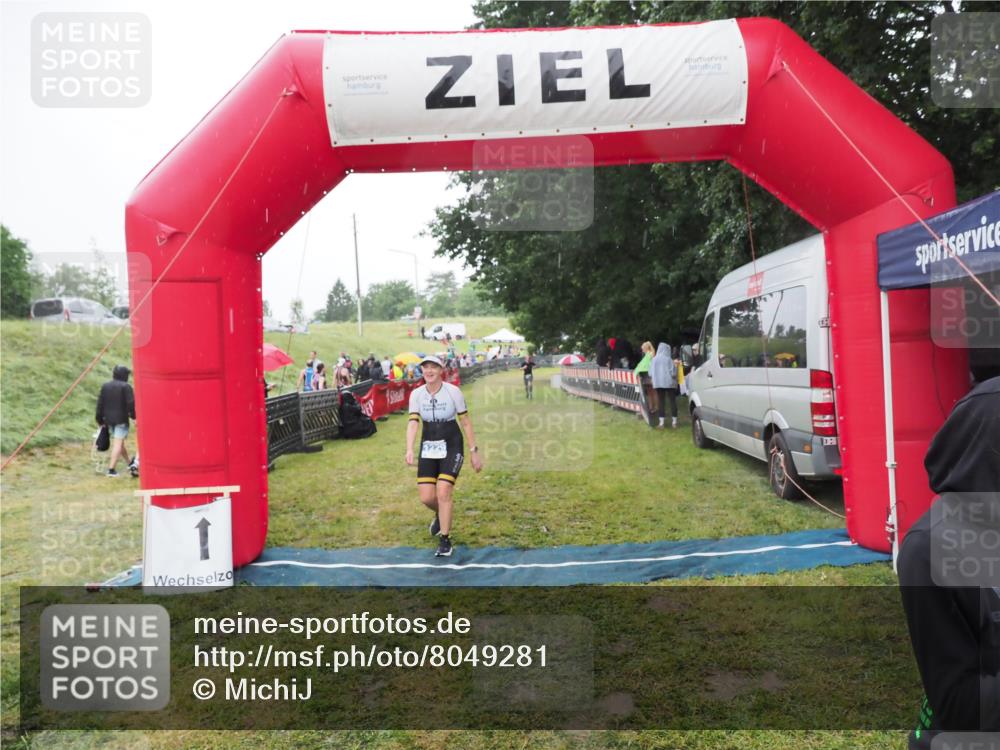 21.06.2025 - 27. Vierlanden-Triathlon MichiJ http://msf.ph/oto/8049281 15.06.2026 14:24:17 Ziel 1229 meine-sportfotos.de