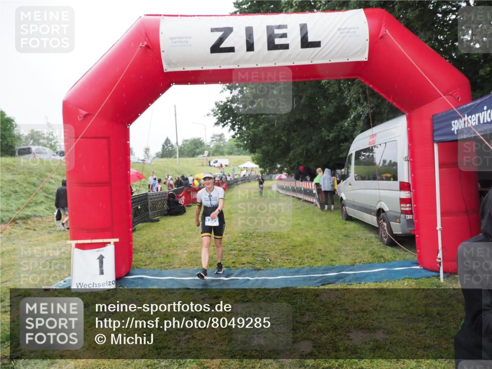21.06.2025 - 27. Vierlanden-Triathlon MichiJ http://msf.ph/oto/8049285 15.06.2026 14:24:17 Ziel 1229 meine-sportfotos.de