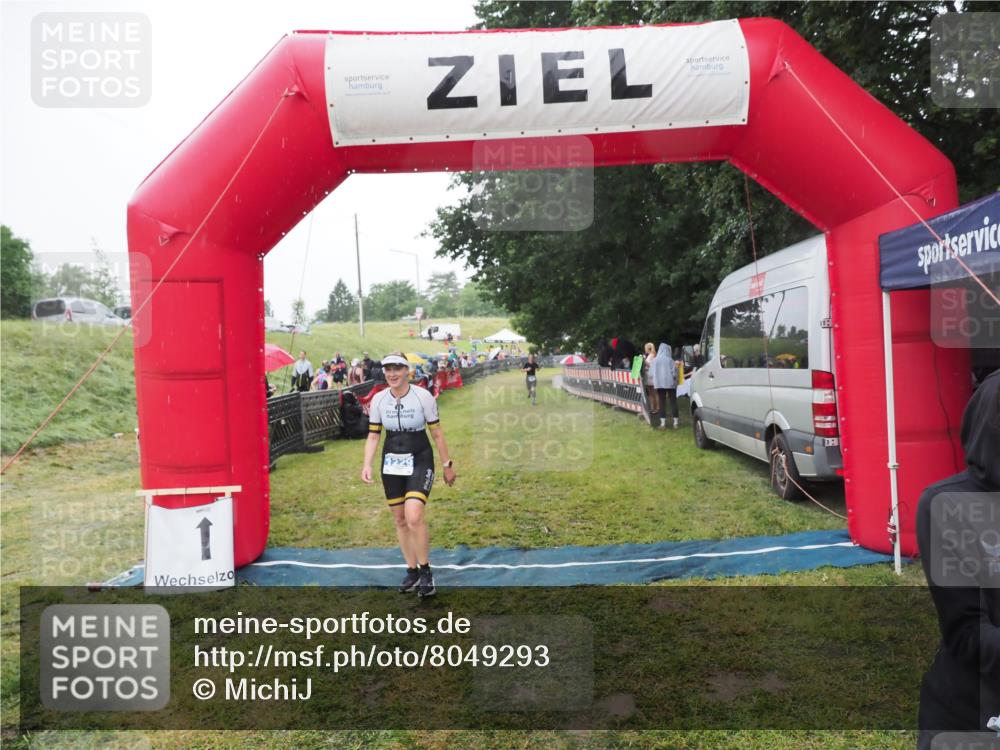 21.06.2025 - 27. Vierlanden-Triathlon MichiJ http://msf.ph/oto/8049293 15.06.2026 14:24:17 Ziel 1229 meine-sportfotos.de