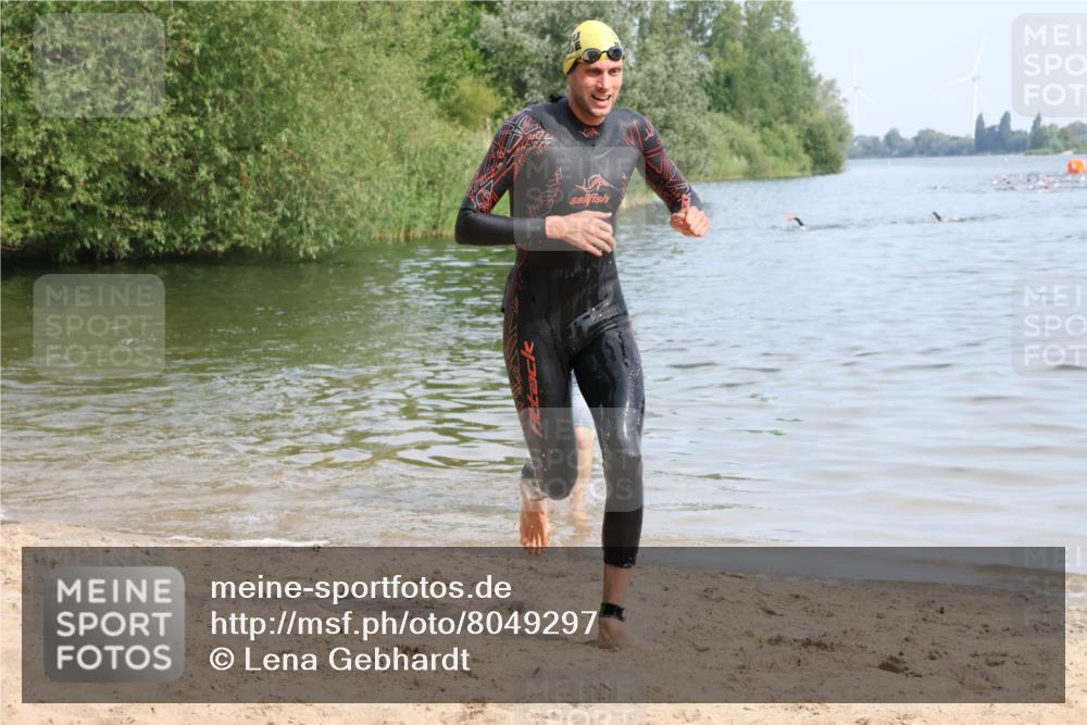 15.06.2025 - 27. Vierlanden-Triathlon Lena Gebhardt http://msf.ph/oto/8049297 15.06.2025 09:52:03 Schwimmen 282, 288, 292 meine-sportfotos.de