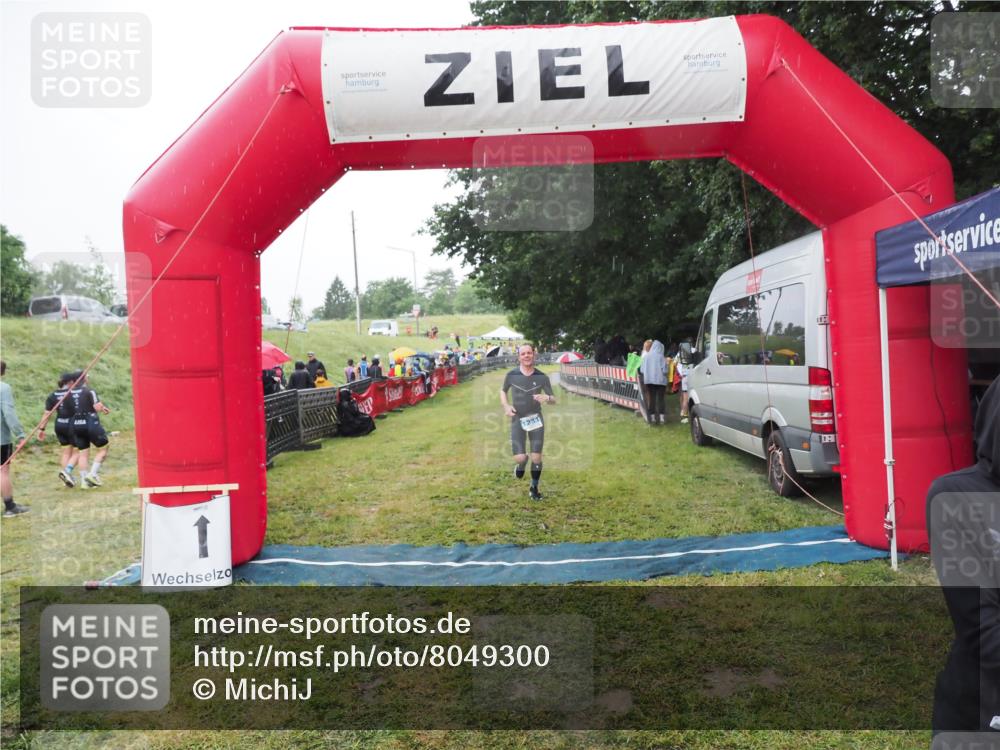 21.06.2025 - 27. Vierlanden-Triathlon MichiJ http://msf.ph/oto/8049300 15.06.2026 14:24:22 Ziel 1229, 1231 meine-sportfotos.de
