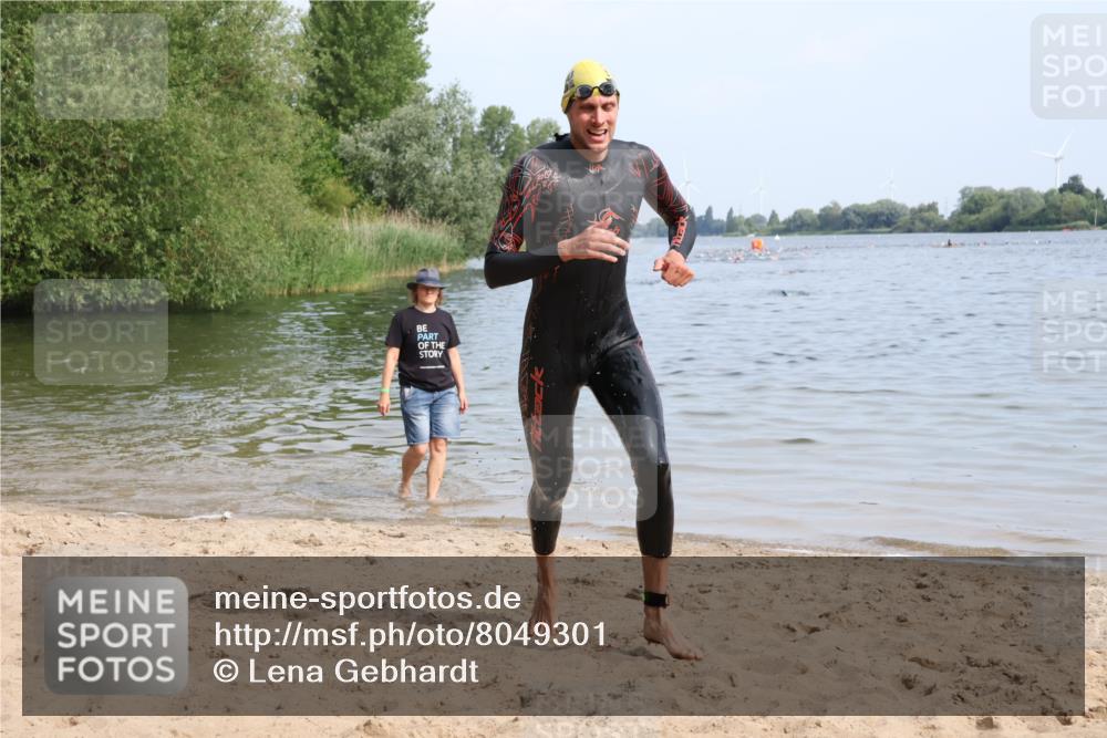 15.06.2025 - 27. Vierlanden-Triathlon Lena Gebhardt http://msf.ph/oto/8049301 15.06.2025 09:52:03 Schwimmen 282, 288, 292 meine-sportfotos.de