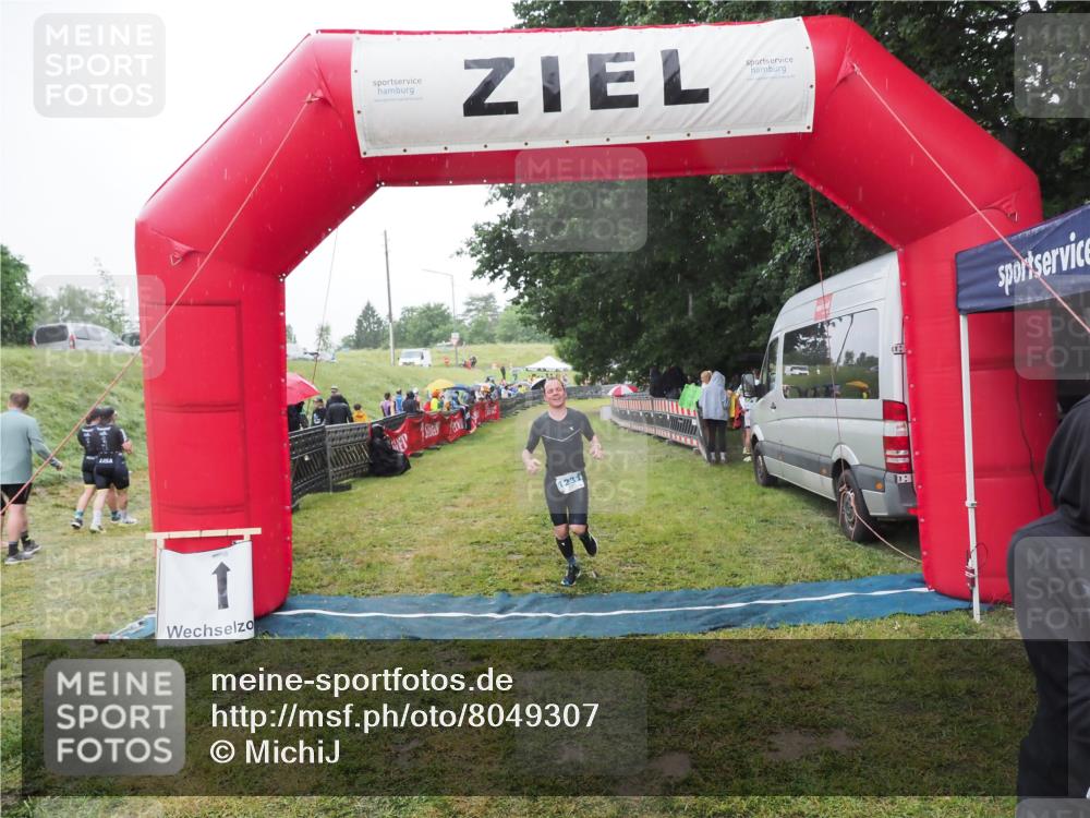 21.06.2025 - 27. Vierlanden-Triathlon MichiJ http://msf.ph/oto/8049307 15.06.2026 14:24:22 Ziel 1229, 1231 meine-sportfotos.de