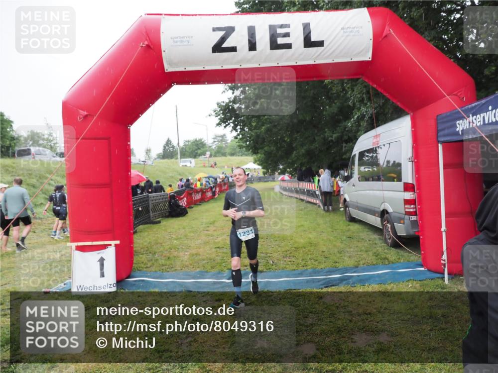 21.06.2025 - 27. Vierlanden-Triathlon MichiJ http://msf.ph/oto/8049316 15.06.2026 14:24:23 Ziel 1229, 1231 meine-sportfotos.de