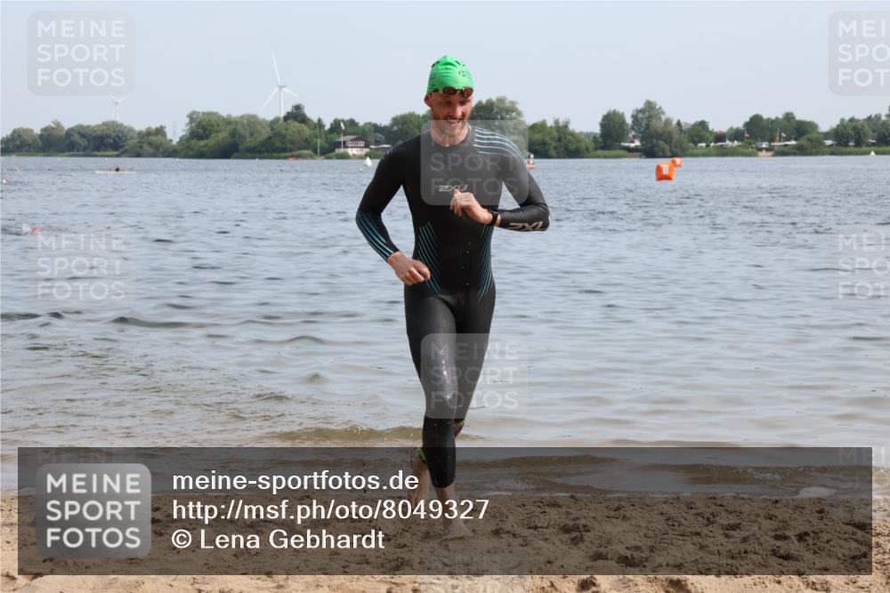 15.06.2025 - 27. Vierlanden-Triathlon Lena Gebhardt http://msf.ph/oto/8049327 15.06.2025 09:52:45 Schwimmen 313 meine-sportfotos.de
