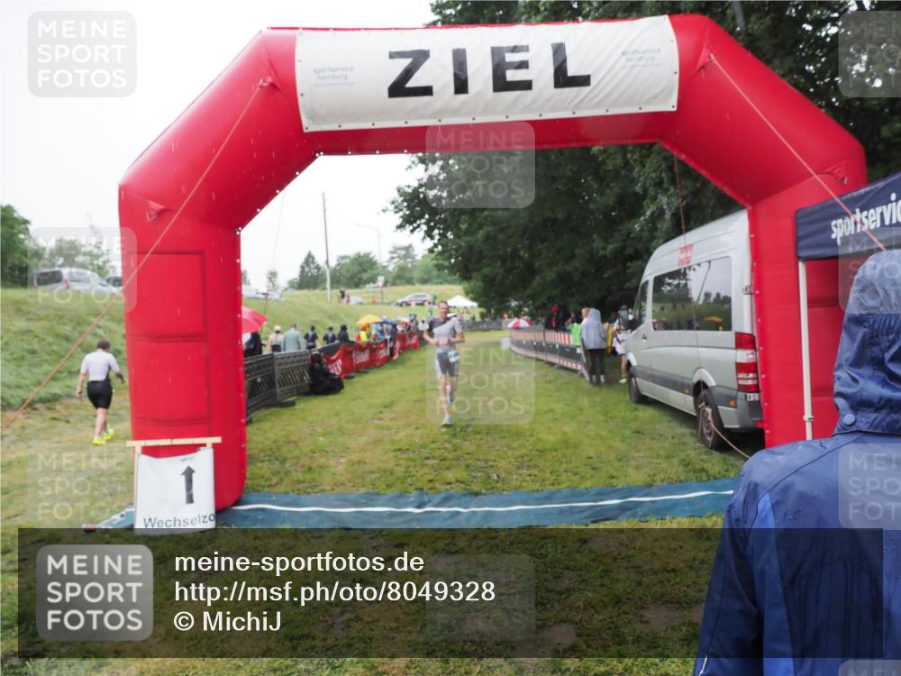 21.06.2025 - 27. Vierlanden-Triathlon MichiJ http://msf.ph/oto/8049328 15.06.2026 14:24:34 Ziel 1258 meine-sportfotos.de