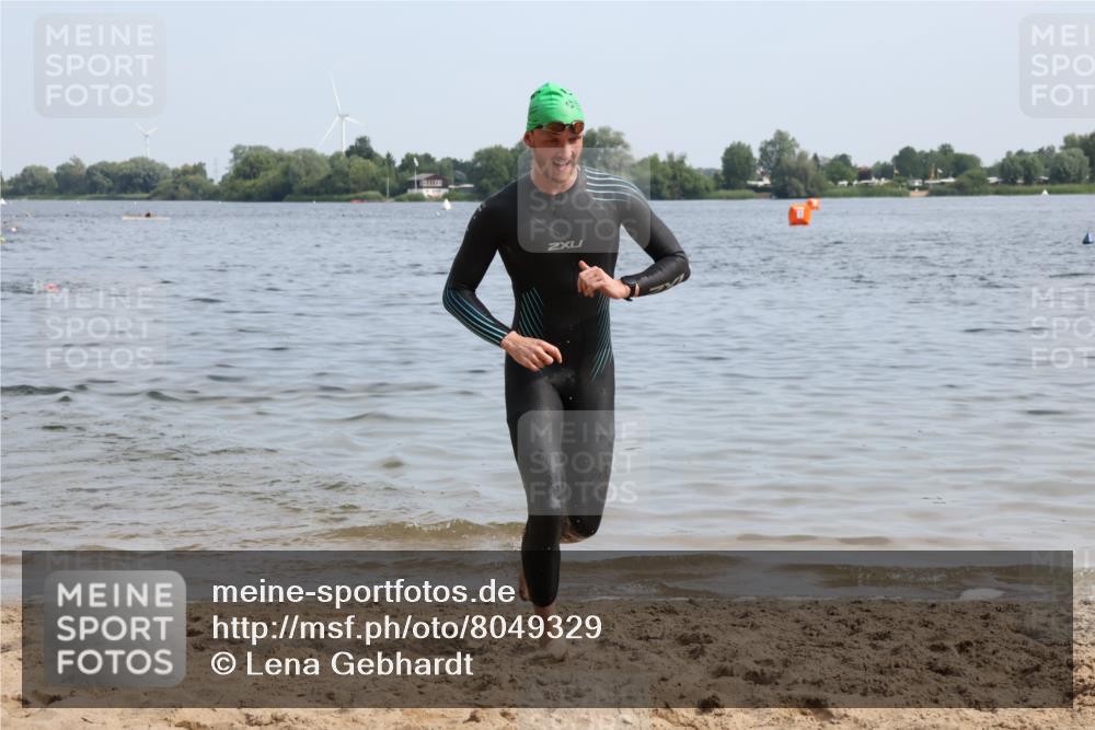 15.06.2025 - 27. Vierlanden-Triathlon Lena Gebhardt http://msf.ph/oto/8049329 15.06.2025 09:52:45 Schwimmen 313 meine-sportfotos.de