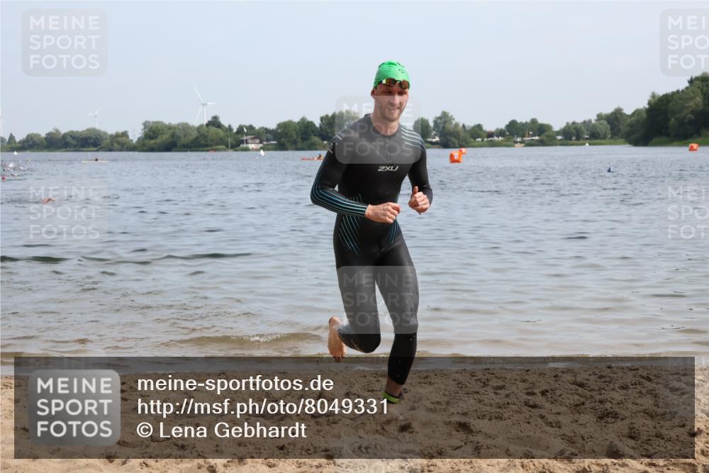 15.06.2025 - 27. Vierlanden-Triathlon Lena Gebhardt http://msf.ph/oto/8049331 15.06.2025 09:52:45 Schwimmen 313 meine-sportfotos.de