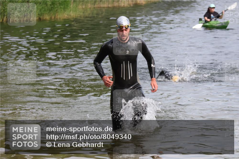 15.06.2025 - 27. Vierlanden-Triathlon Lena Gebhardt http://msf.ph/oto/8049340 15.06.2025 09:52:52 Schwimmen 313, 328 meine-sportfotos.de