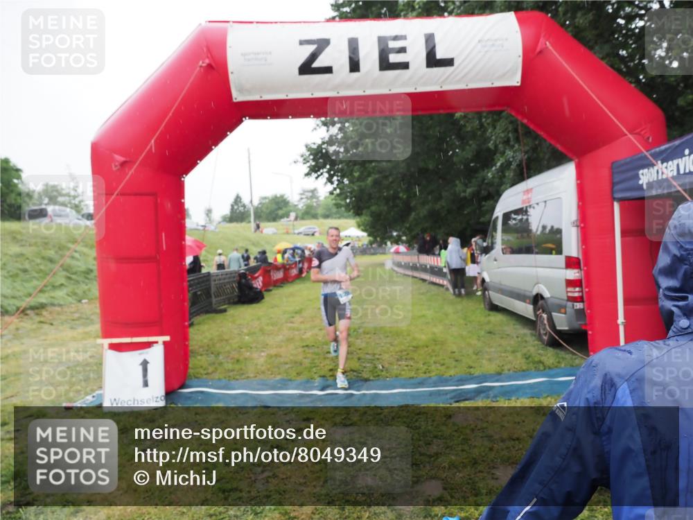21.06.2025 - 27. Vierlanden-Triathlon MichiJ http://msf.ph/oto/8049349 15.06.2026 14:24:35 Ziel 1258 meine-sportfotos.de