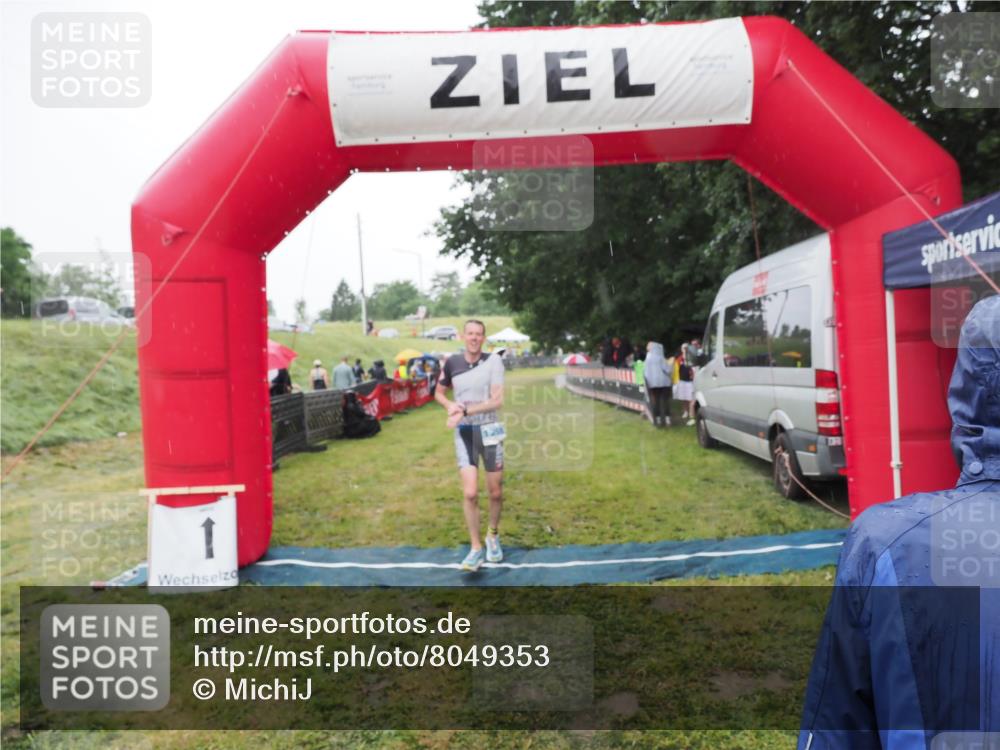 21.06.2025 - 27. Vierlanden-Triathlon MichiJ http://msf.ph/oto/8049353 15.06.2026 14:24:35 Ziel 1258 meine-sportfotos.de