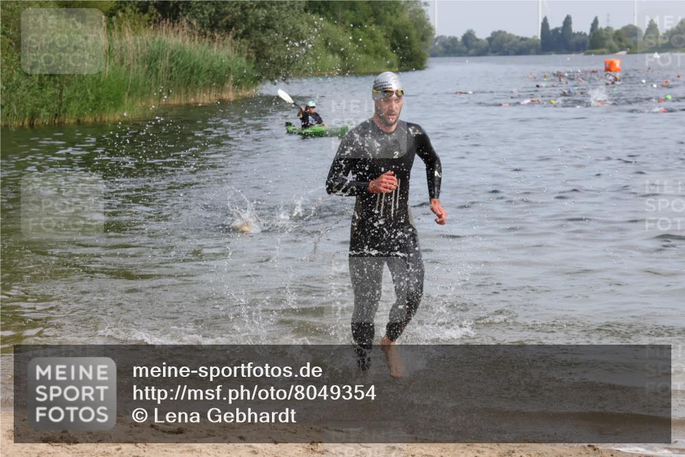 15.06.2025 - 27. Vierlanden-Triathlon Lena Gebhardt http://msf.ph/oto/8049354 15.06.2025 09:52:55 Schwimmen 328 meine-sportfotos.de