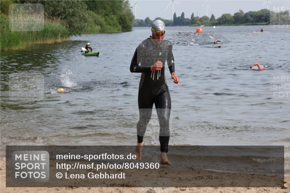 15.06.2025 - 27. Vierlanden-Triathlon Lena Gebhardt http://msf.ph/oto/8049360 15.06.2025 09:52:56 Schwimmen 328 meine-sportfotos.de