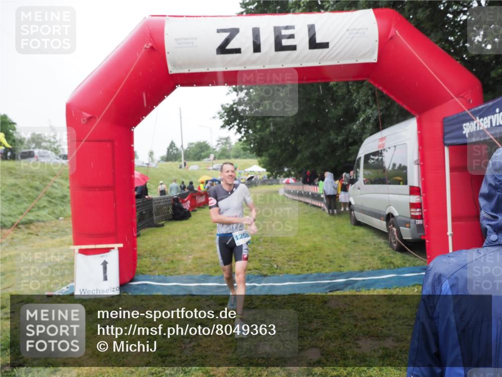 21.06.2025 - 27. Vierlanden-Triathlon MichiJ http://msf.ph/oto/8049363 15.06.2026 14:24:36 Ziel 1258 meine-sportfotos.de