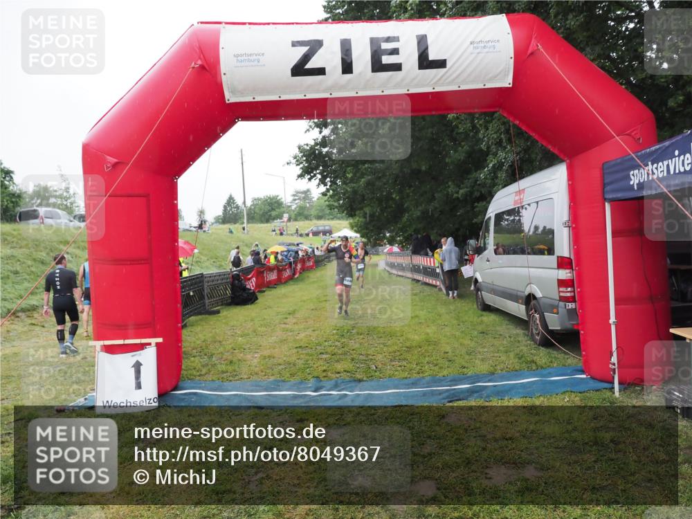 21.06.2025 - 27. Vierlanden-Triathlon MichiJ http://msf.ph/oto/8049367 15.06.2026 14:25:06 Ziel 1246, 1306 meine-sportfotos.de
