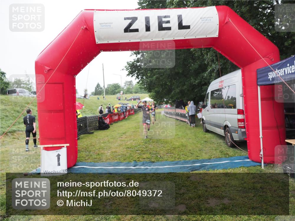 21.06.2025 - 27. Vierlanden-Triathlon MichiJ http://msf.ph/oto/8049372 15.06.2026 14:25:07 Ziel 1246, 1306 meine-sportfotos.de