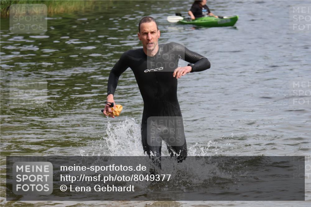 15.06.2025 - 27. Vierlanden-Triathlon Lena Gebhardt http://msf.ph/oto/8049377 15.06.2025 09:53:03 Schwimmen 265, 328 meine-sportfotos.de