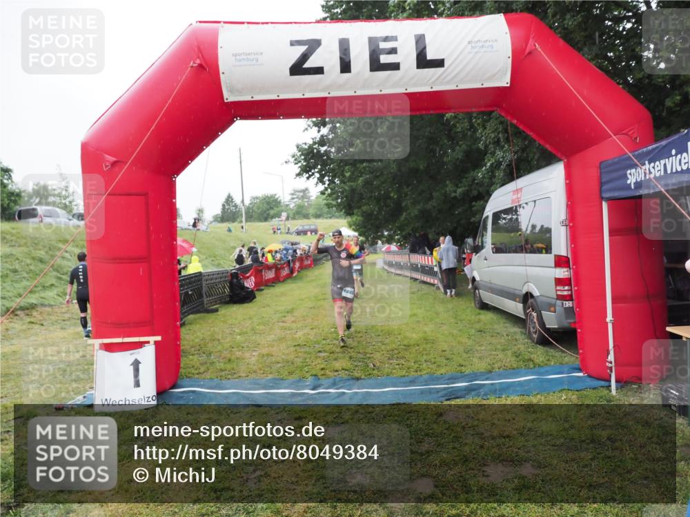 21.06.2025 - 27. Vierlanden-Triathlon MichiJ http://msf.ph/oto/8049384 15.06.2026 14:25:07 Ziel 1246, 1306 meine-sportfotos.de