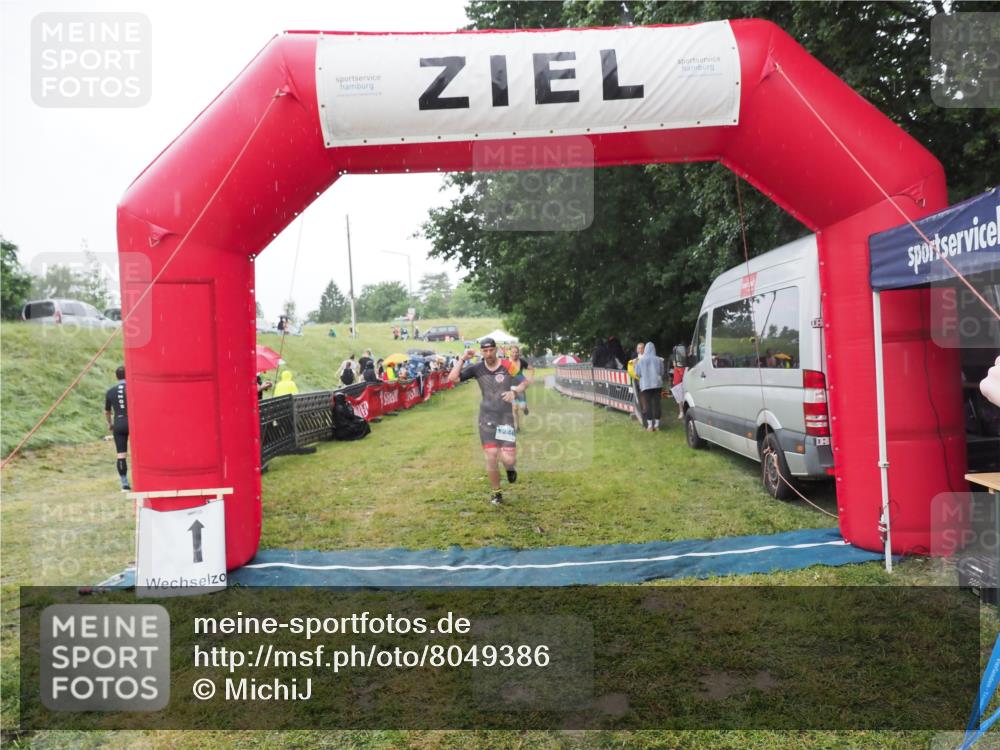 21.06.2025 - 27. Vierlanden-Triathlon MichiJ http://msf.ph/oto/8049386 15.06.2026 14:25:08 Ziel 1246, 1306 meine-sportfotos.de