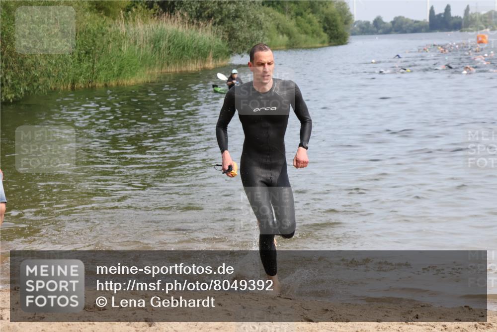 15.06.2025 - 27. Vierlanden-Triathlon Lena Gebhardt http://msf.ph/oto/8049392 15.06.2025 09:53:06 Schwimmen 265, 328 meine-sportfotos.de