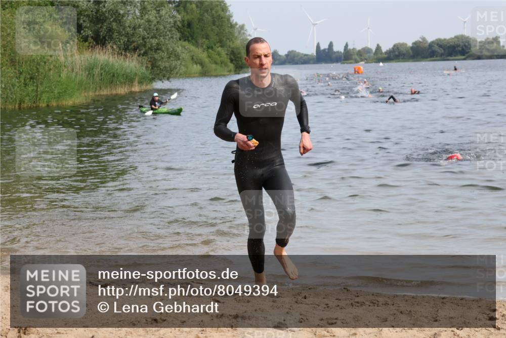 15.06.2025 - 27. Vierlanden-Triathlon Lena Gebhardt http://msf.ph/oto/8049394 15.06.2025 09:53:06 Schwimmen 265, 328 meine-sportfotos.de